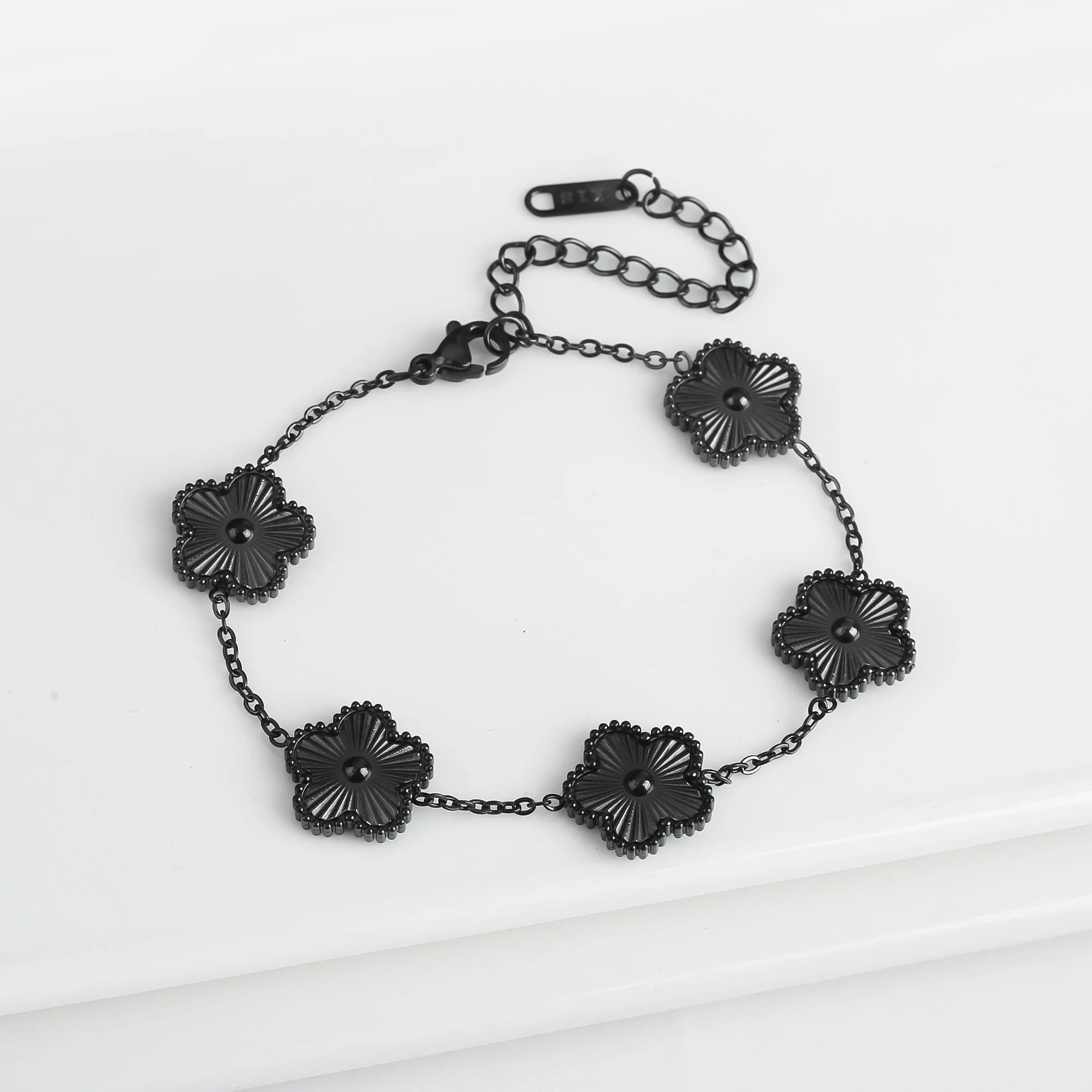 Bracelet Femme Acier Inoxydable Simple Coque Cinq Feuilles Fleur Trèfle Blanc Noir Rouge Vert pour Fête Anniversaire Bijoux Cadeau